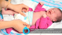 Yeni doğan bebeklerin altını değiştirirken nelere dikkat etmeliyiz?