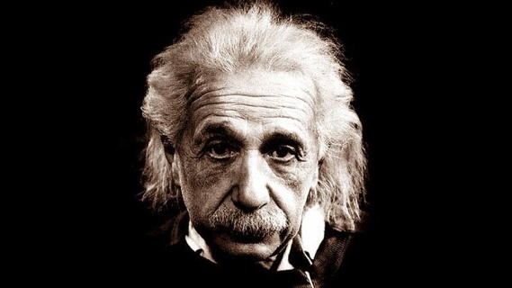 Albert Einstein'ın gözleri New York'ta bir kasada duruyor.