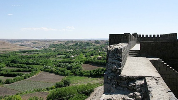 Hevsel Bahçeleri ve Diyarbakır Surları