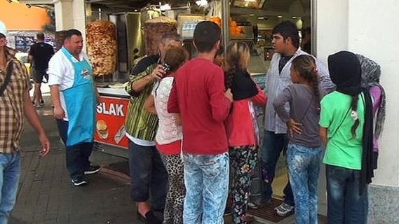 35 Suriyeli Çocuğa Ziyafet Veren Kahraman Kadın