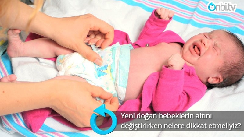 Yeni doğan bebeklerin altını değiştirirken nelere dikkat etmeliyiz?