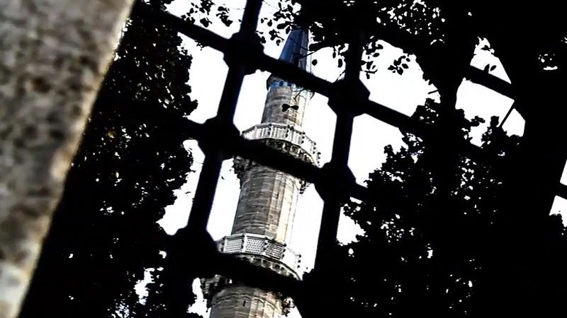 Süleymaniye Camisi'nin Minaresi Neden Parlıyor?