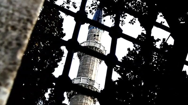 Süleymaniye Camisi'nin Minaresi Neden Parlıyor?