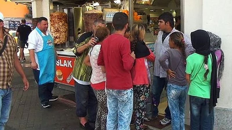 35 Suriyeli Çocuğa Ziyafet Veren Kahraman Kadın