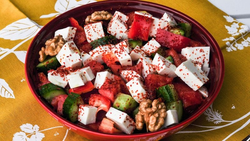 Zeytinyağlı Peynirli Kahvaltı Salatası